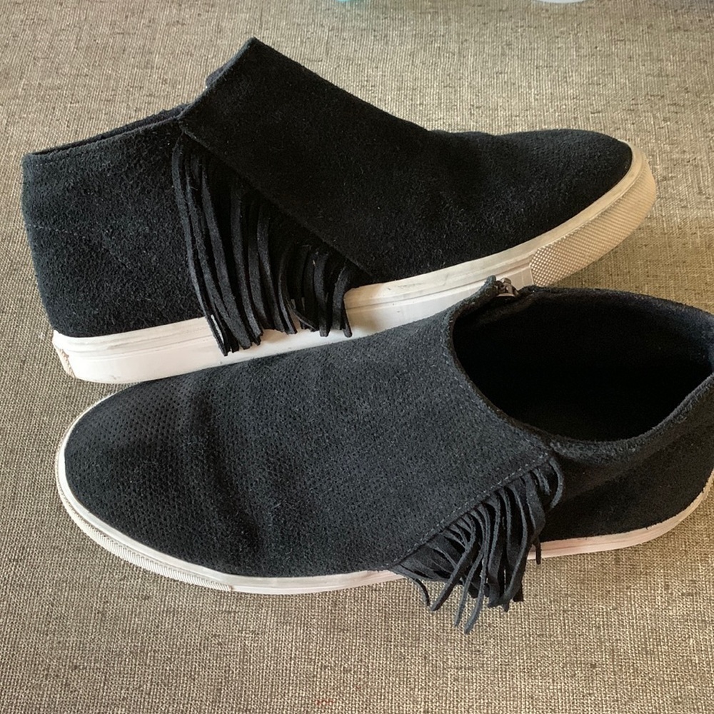 Minnetonka Suede Black Ankle Fringe Sneaker Bootie Style. Size 9. “Gwen”